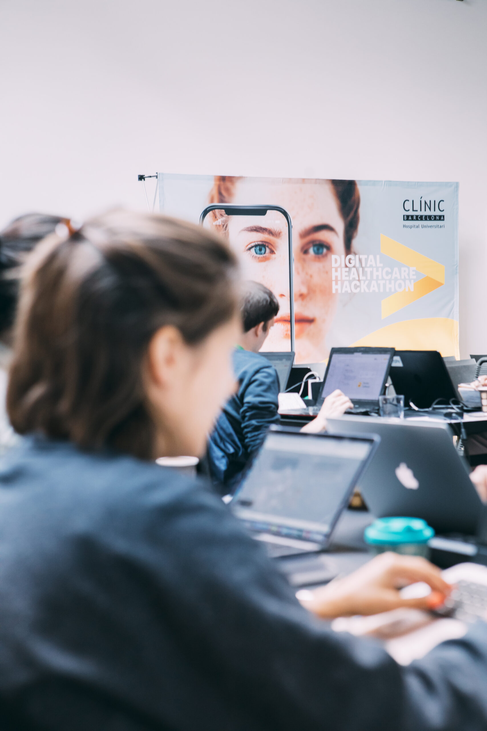 Informáticos trabajando en algoritmos de inteligencia artificial durante la Hackaton de melanoma