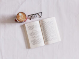 Libro de cuidados de la piel sobre la cama con un café