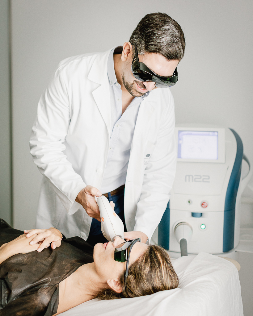 Dr. Sebastian Podlipnik ready to remove sunspots on the face with intense pulsed light