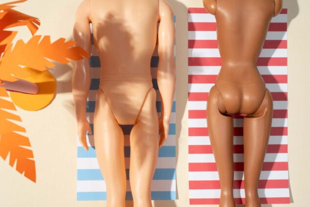 Ilustración que muestra una pareja utilizando Rayos UVA de las camas de bronceado