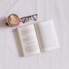 Libro de cuidados de la piel sobre la cama con un café